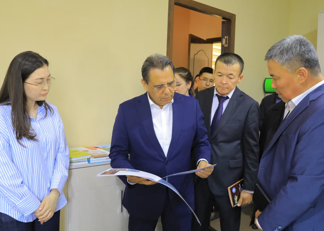 Vazir Qoraqalpoq davlat universitetida yoshlar uchun yaratilgan sharoitlar bilan tanishdi