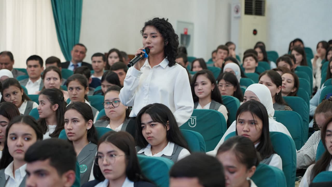 Minister meets with youth