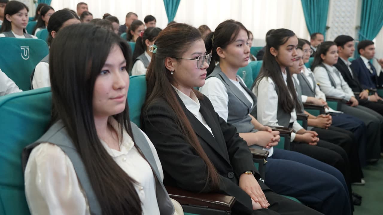 Minister meets with youth