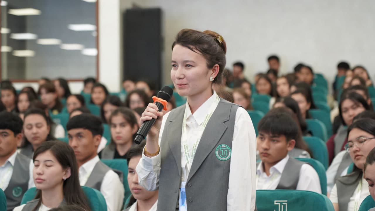 Minister meets with youth