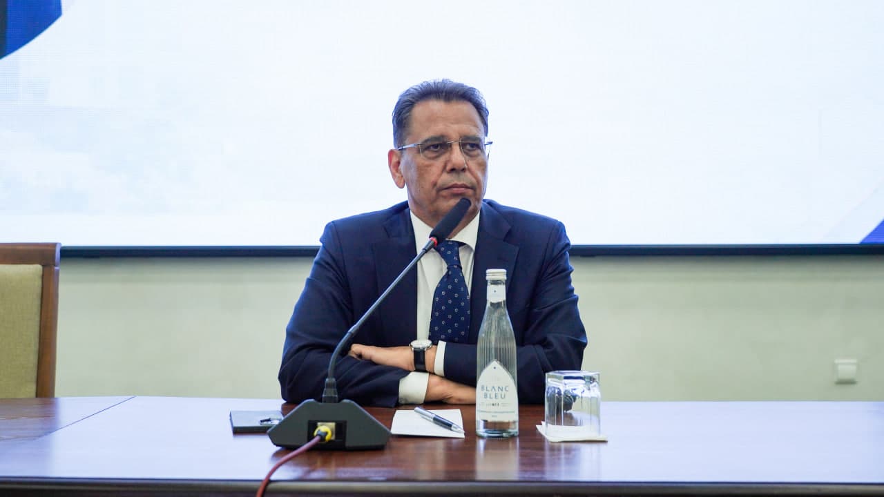 Minister meets with youth