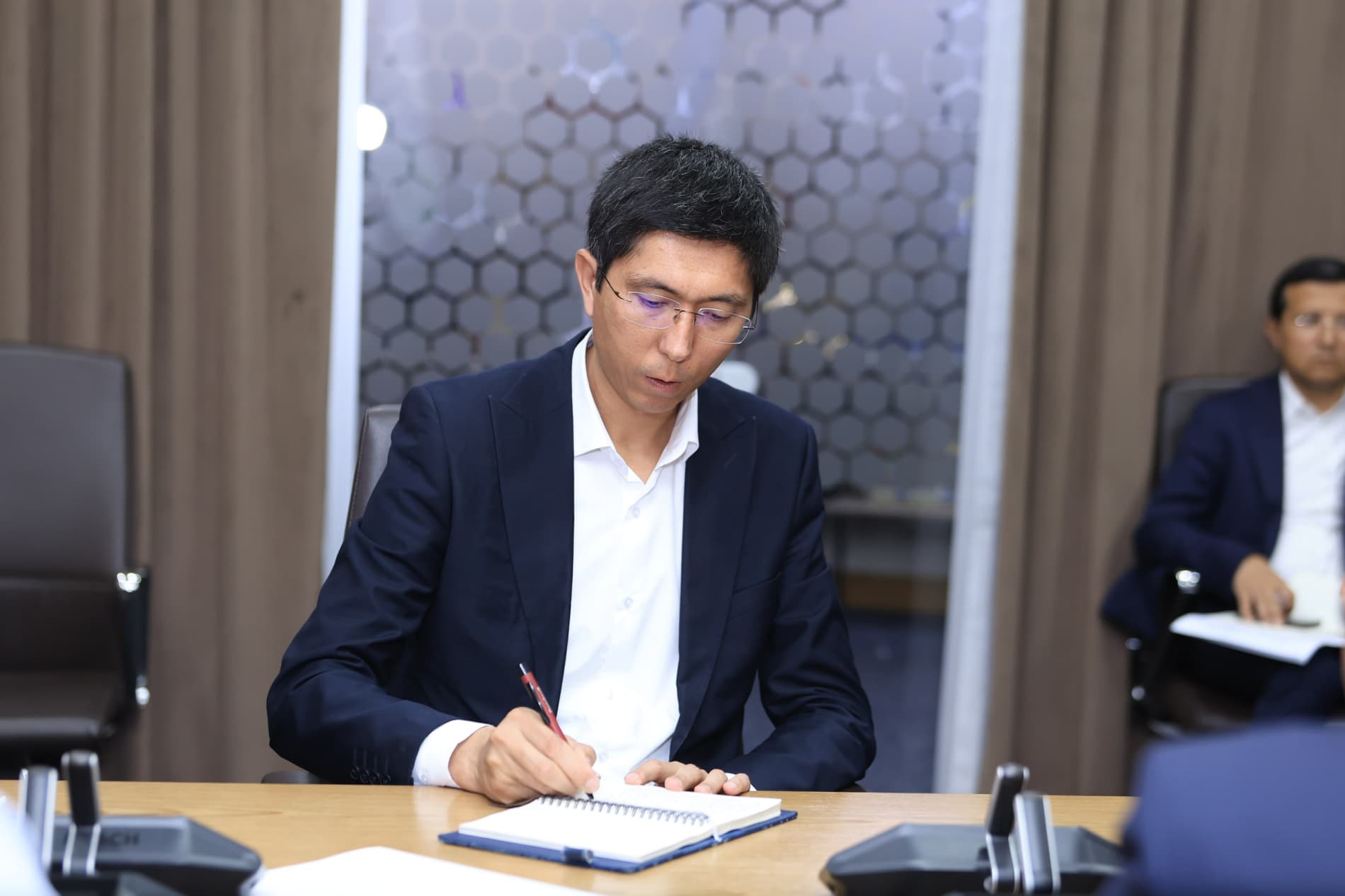 Xorijiy universitetlar bilan hamkorlik loyihalari yuzasidan amalga oshirilayotgan ishlar muhokama qilindi