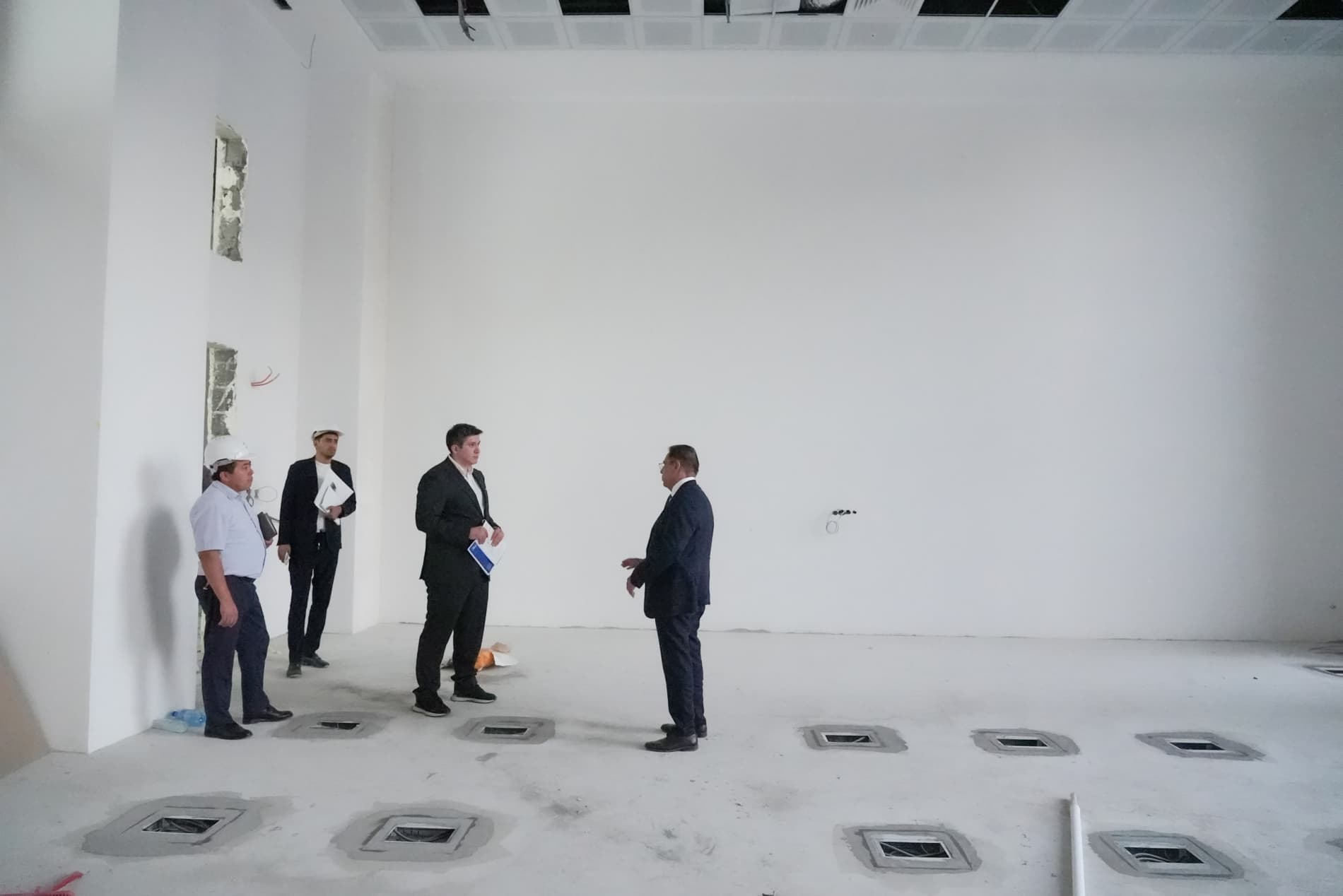 Vazir “Yangi Oʻzbekiston” universiteti faoliyati va yangi kampus qurilishi bilan tanishdi