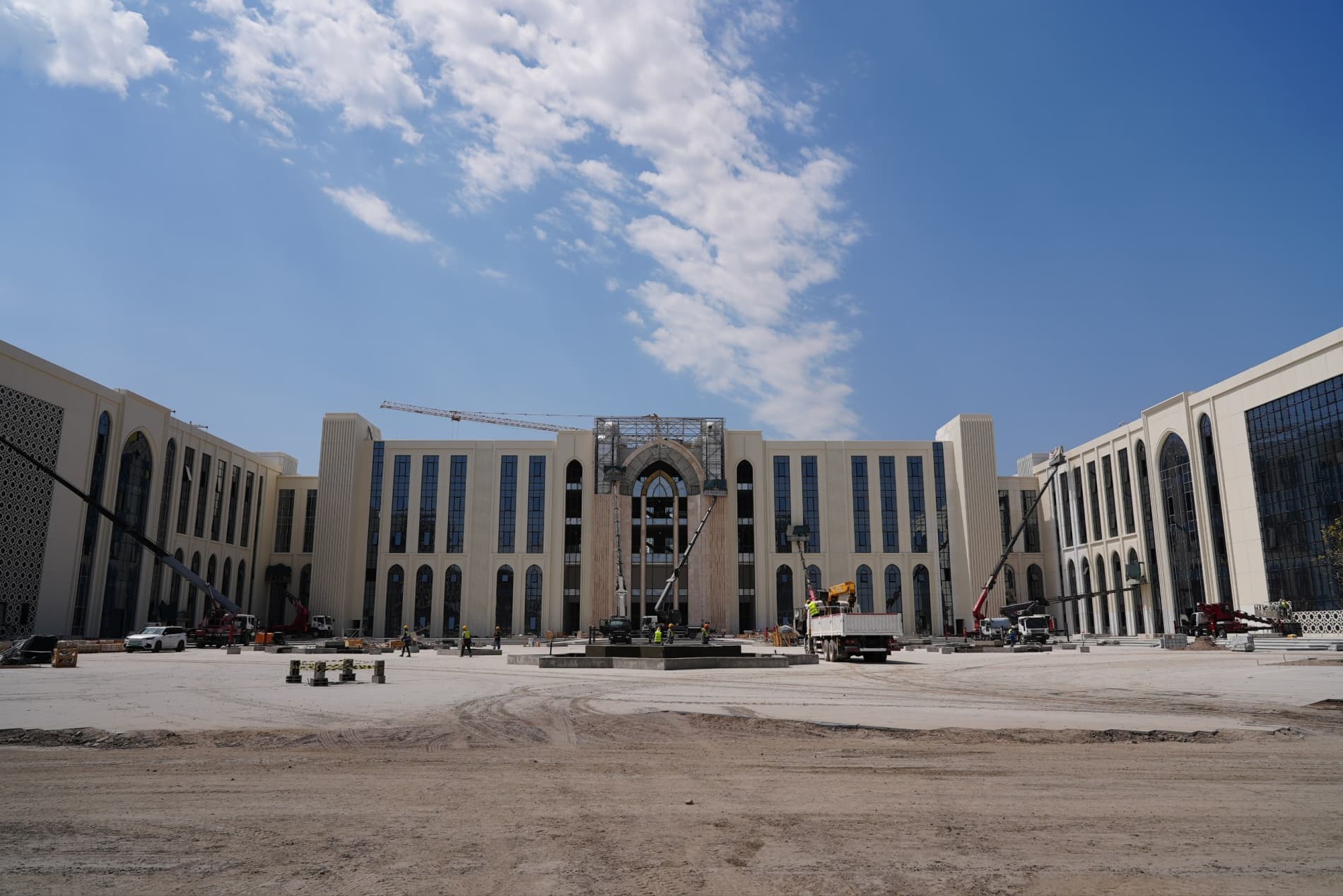 Vazir “Yangi Oʻzbekiston” universiteti faoliyati va yangi kampus qurilishi bilan tanishdi