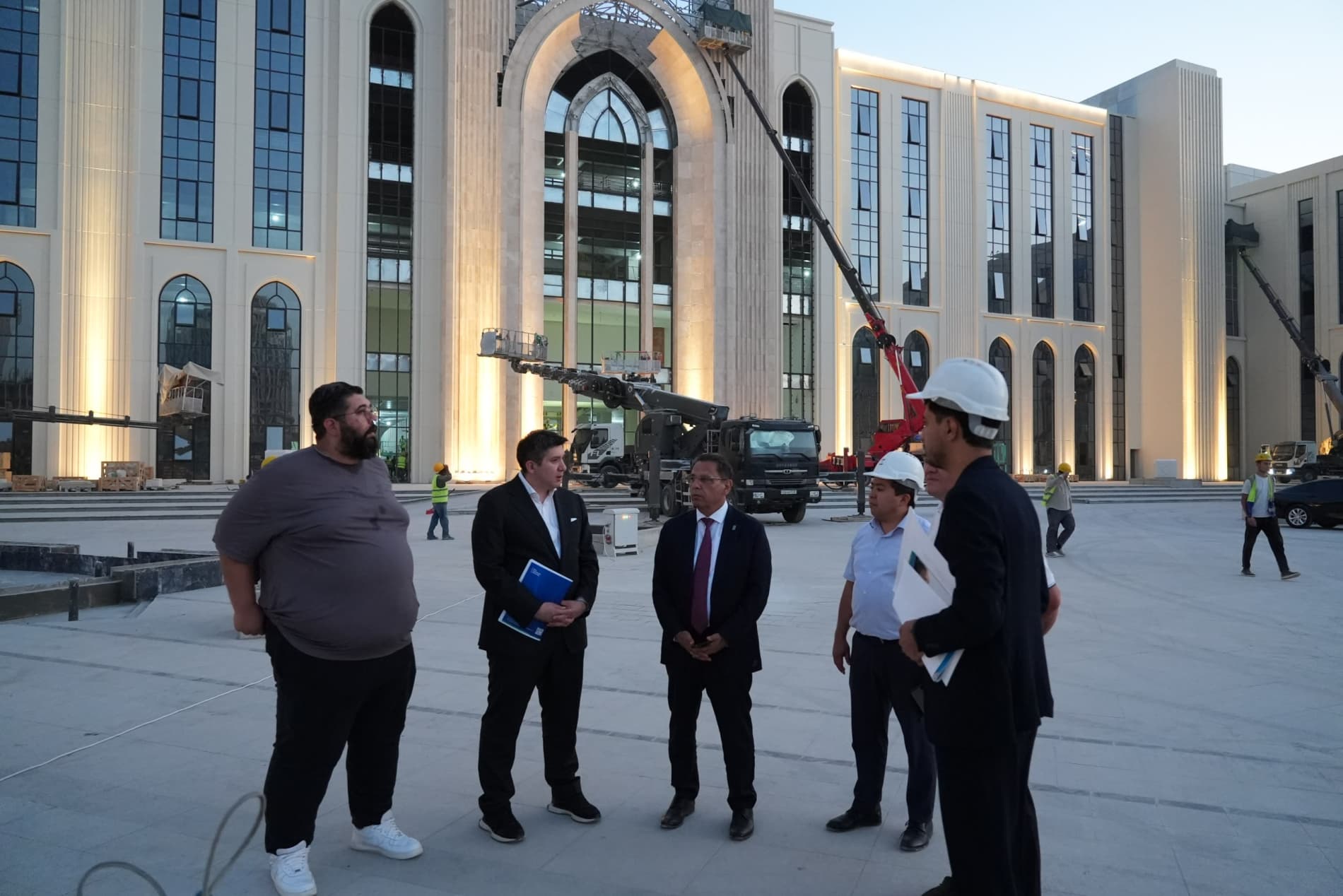 Vazir “Yangi Oʻzbekiston” universiteti faoliyati va yangi kampus qurilishi bilan tanishdi