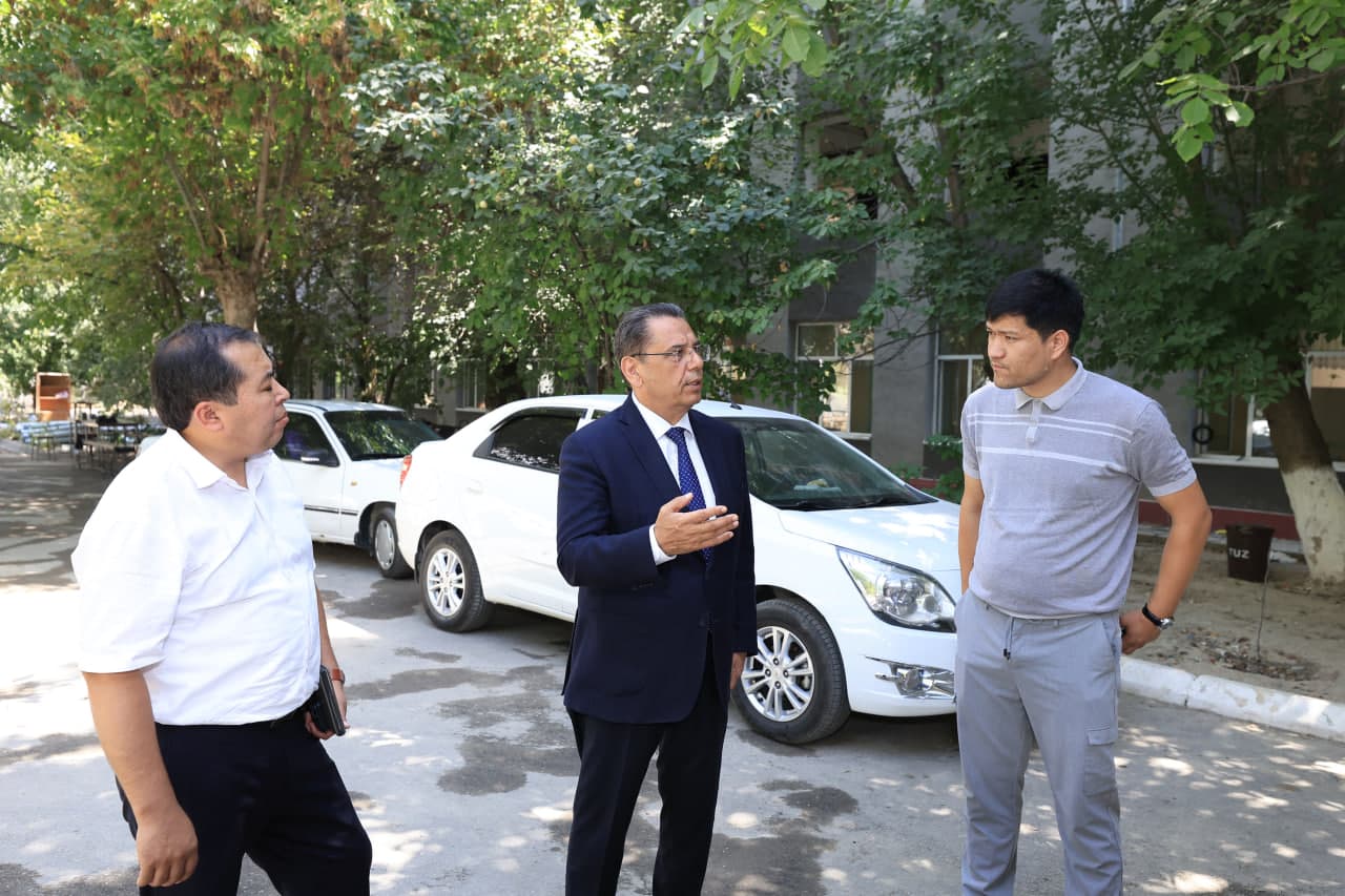 Vazir Oʻzbek-Fransuz universitetining yangi kampusidagi qurilish ishlari bilan tanishdi
