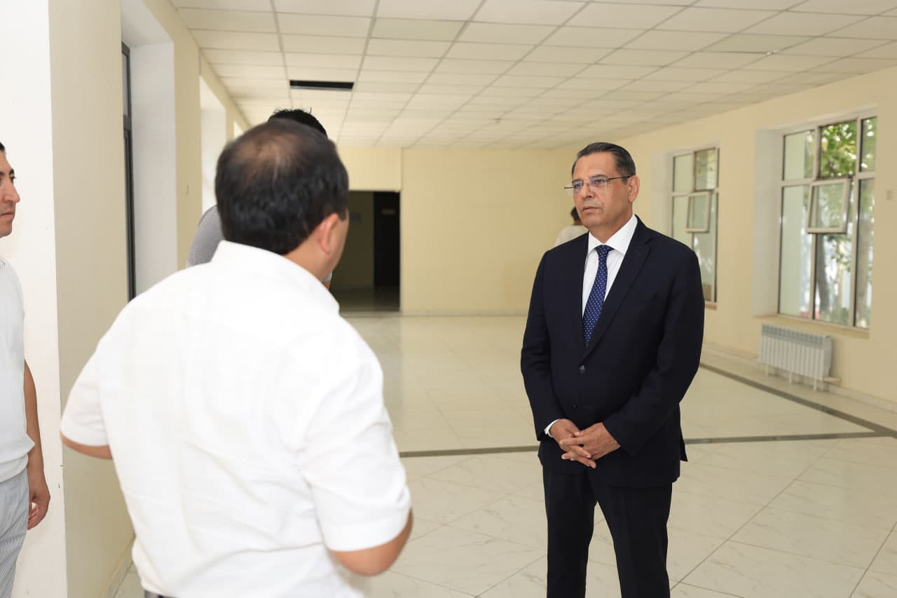 Vazir Oʻzbek-Fransuz universitetining yangi kampusidagi qurilish ishlari bilan tanishdi