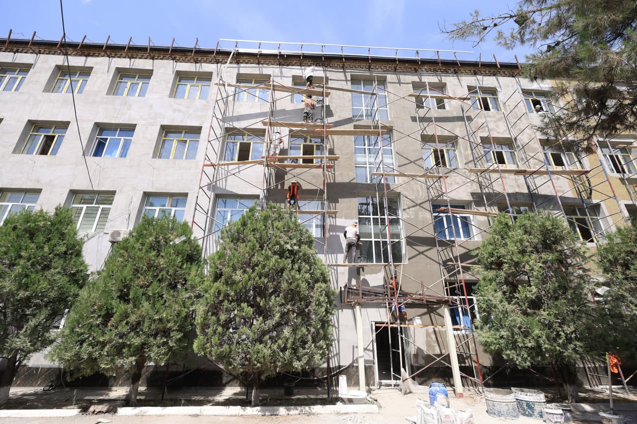 Vazir Oʻzbek-Fransuz universitetining yangi kampusidagi qurilish ishlari bilan tanishdi
