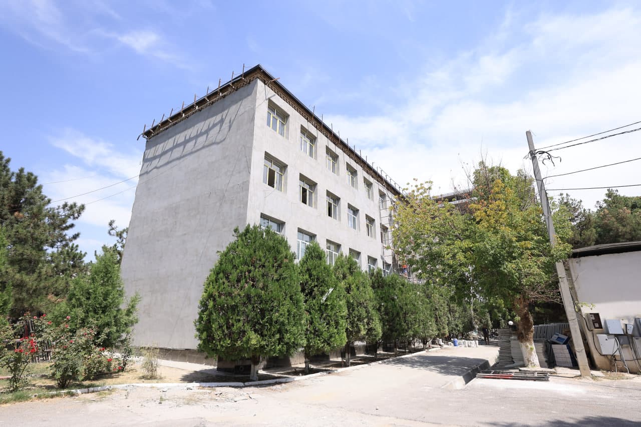 Vazir Oʻzbek-Fransuz universitetining yangi kampusidagi qurilish ishlari bilan tanishdi