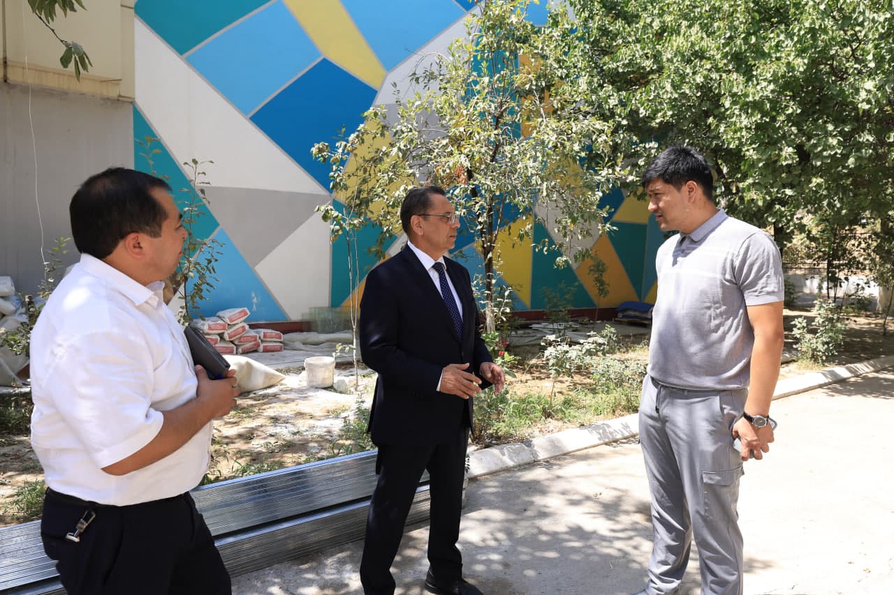 Vazir Oʻzbek-Fransuz universitetining yangi kampusidagi qurilish ishlari bilan tanishdi