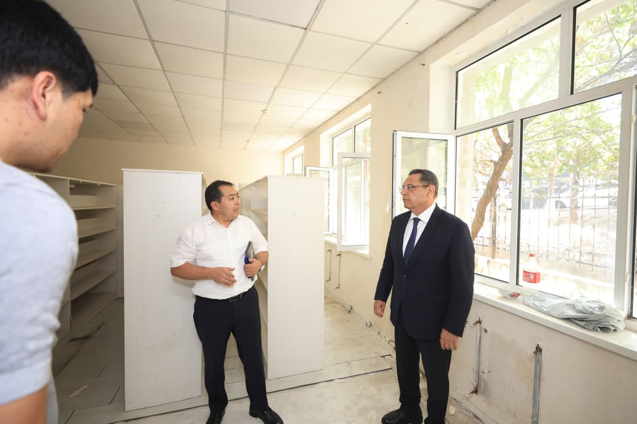 Vazir Oʻzbek-Fransuz universitetining yangi kampusidagi qurilish ishlari bilan tanishdi
