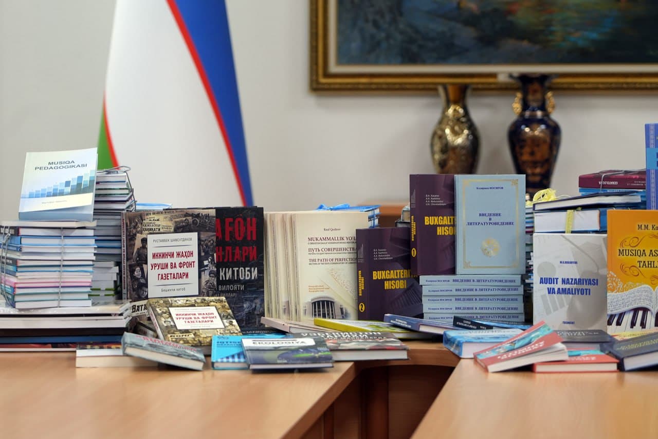 Более 400 экземпляров изданий высших образовательных организаций переданы в фонд Национальной библиотеки