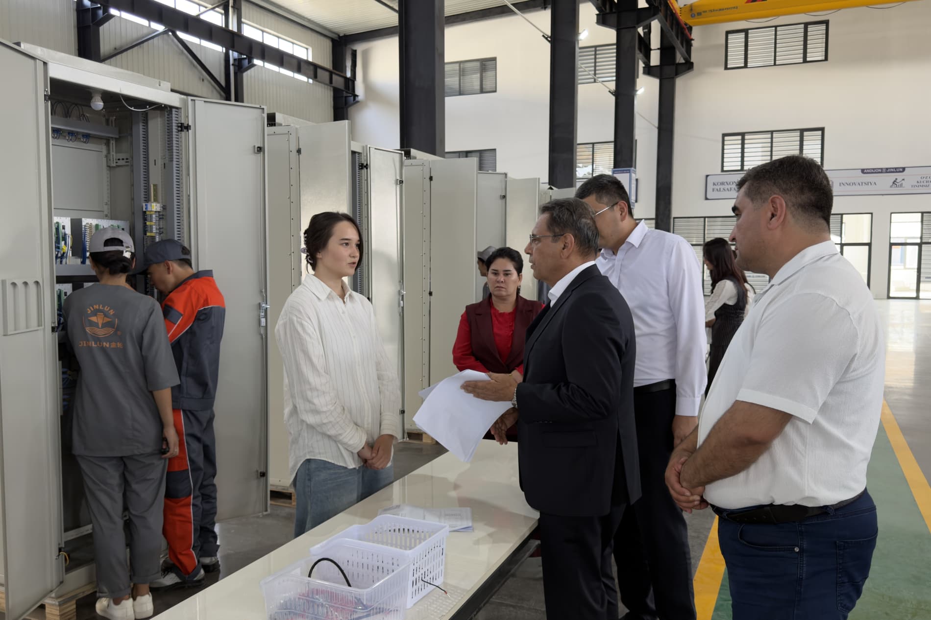 Vazir Andijonda dual ta’lim asosida amaliyot o‘tayotgan talabalar bilan uchrashdi