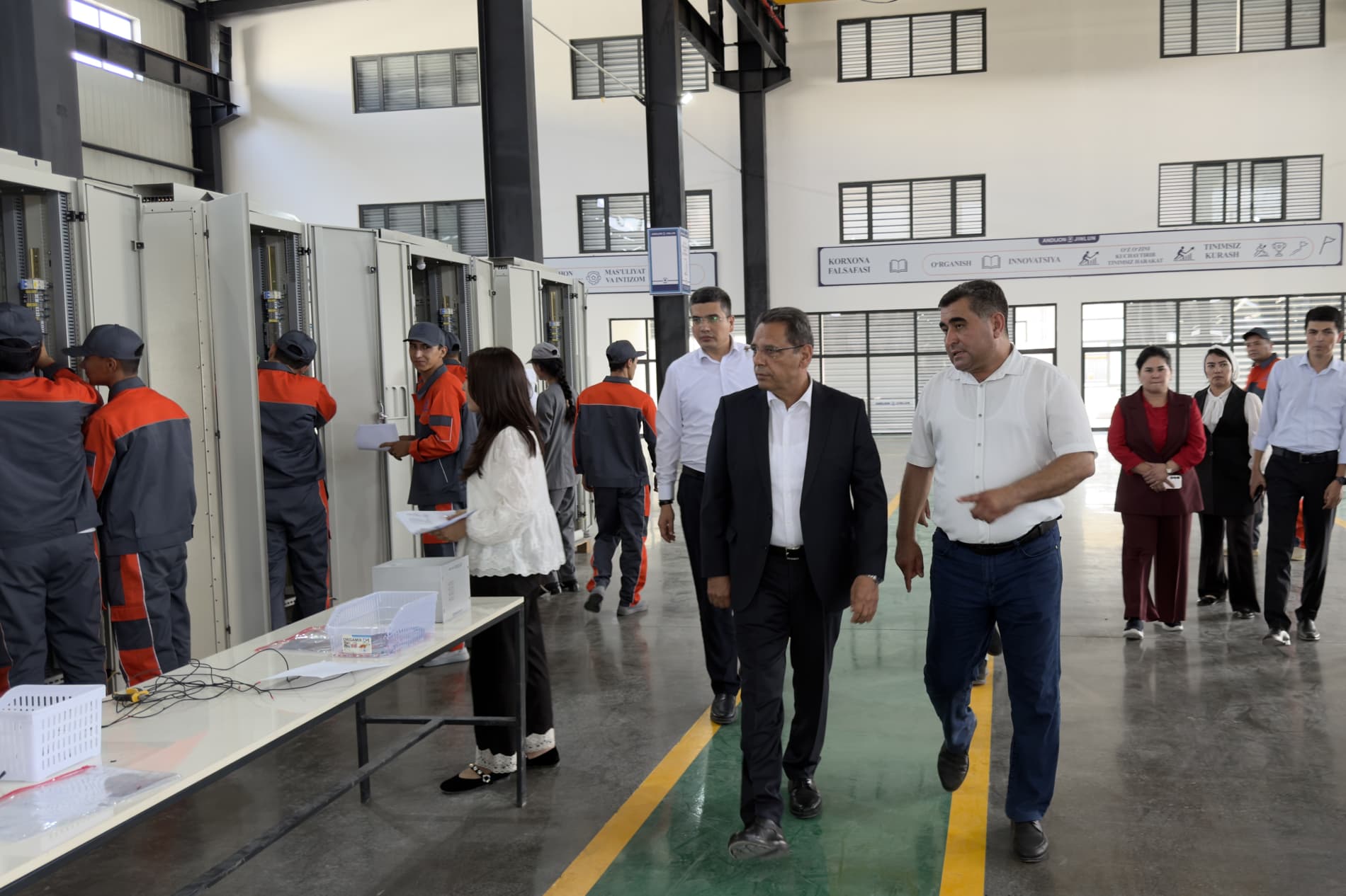 Vazir Andijonda dual ta’lim asosida amaliyot o‘tayotgan talabalar bilan uchrashdi