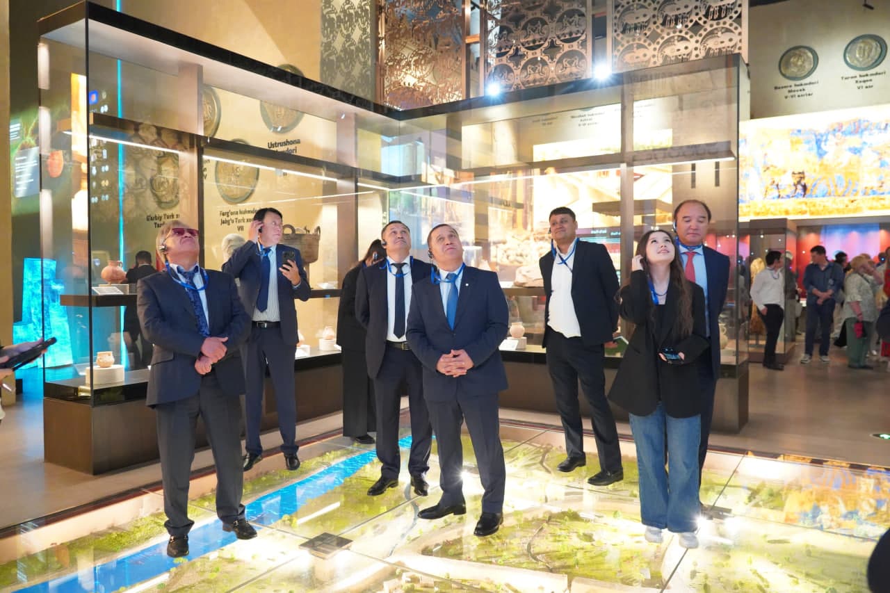 International Forum Participants Visit the Center of Islamic Civilization