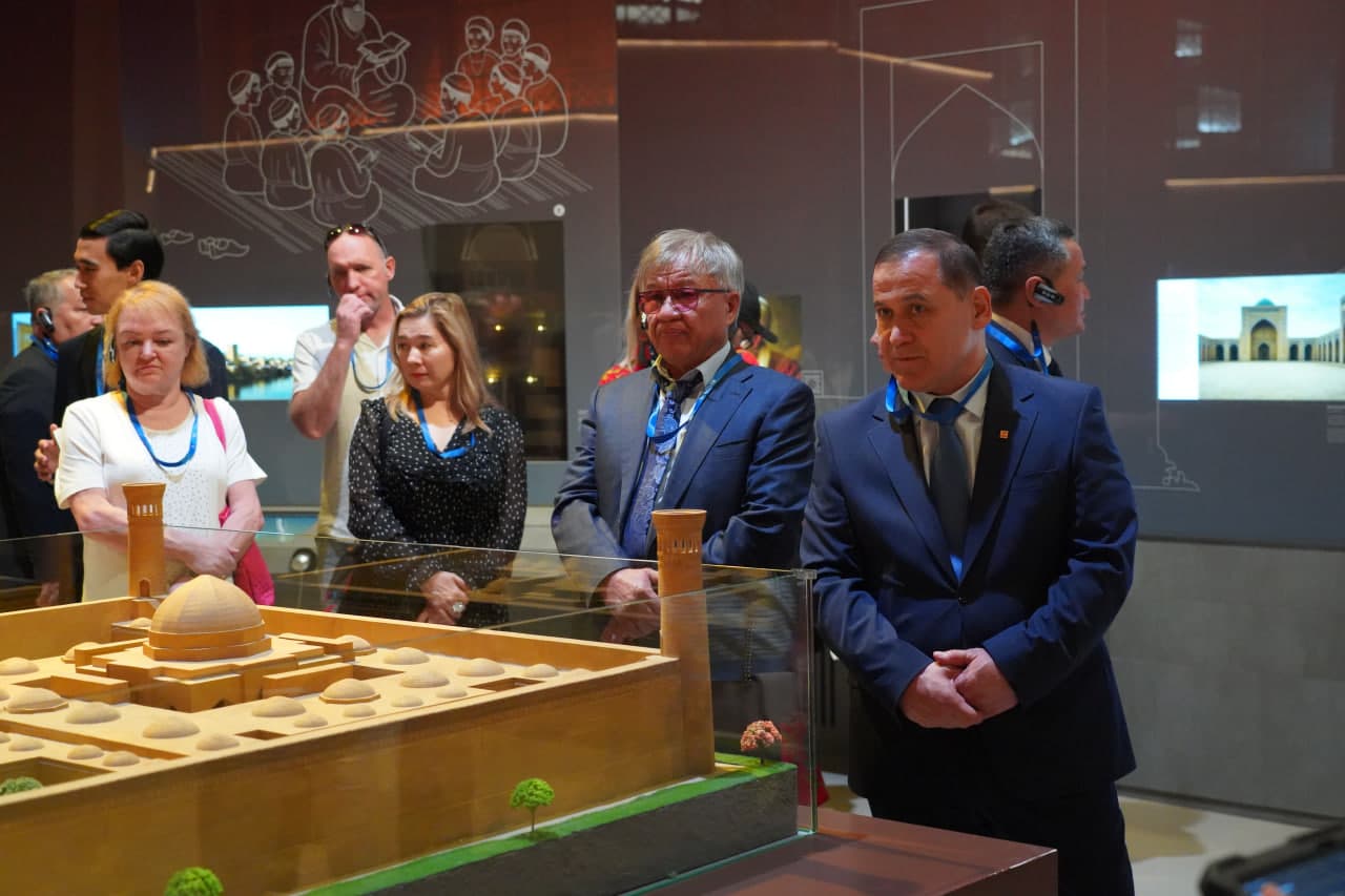 International Forum Participants Visit the Center of Islamic Civilization