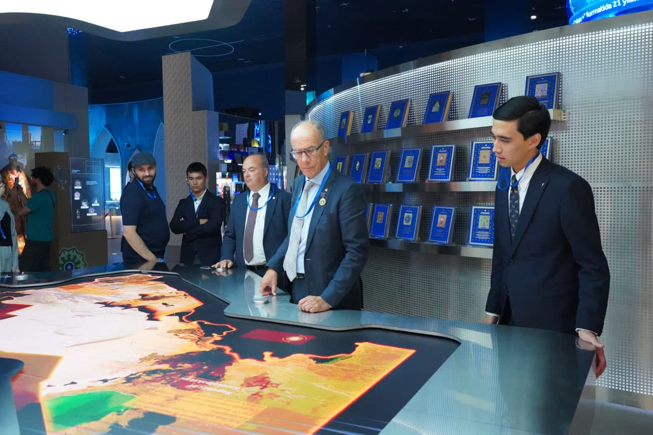 International Forum Participants Visit the Center of Islamic Civilization