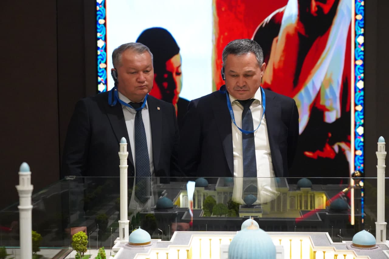 International Forum Participants Visit the Center of Islamic Civilization