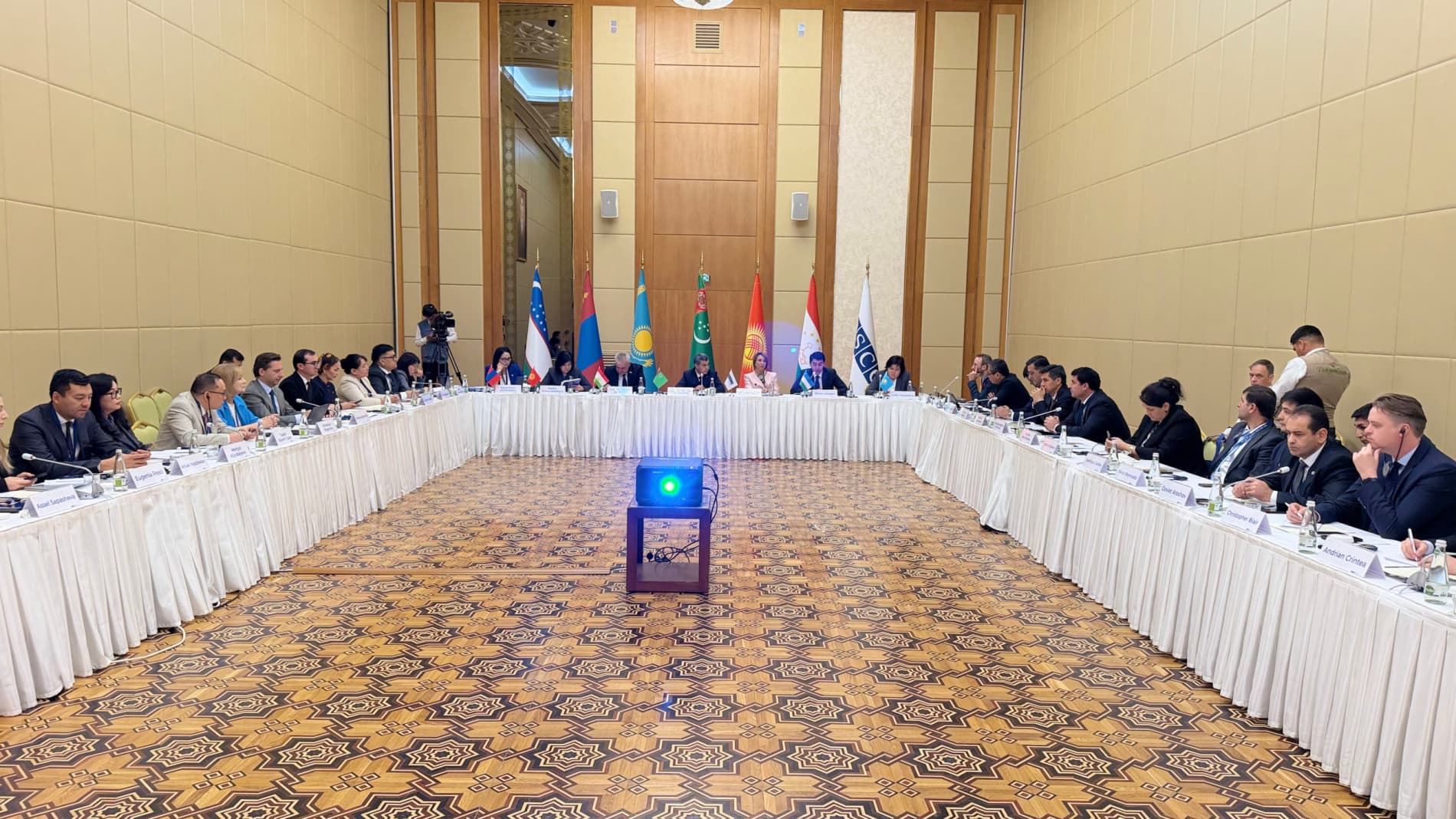 Aşxobodda köp tilli taʼlim va mintaqaviy hamkorlik masalalari muhokama qilinmoqda
