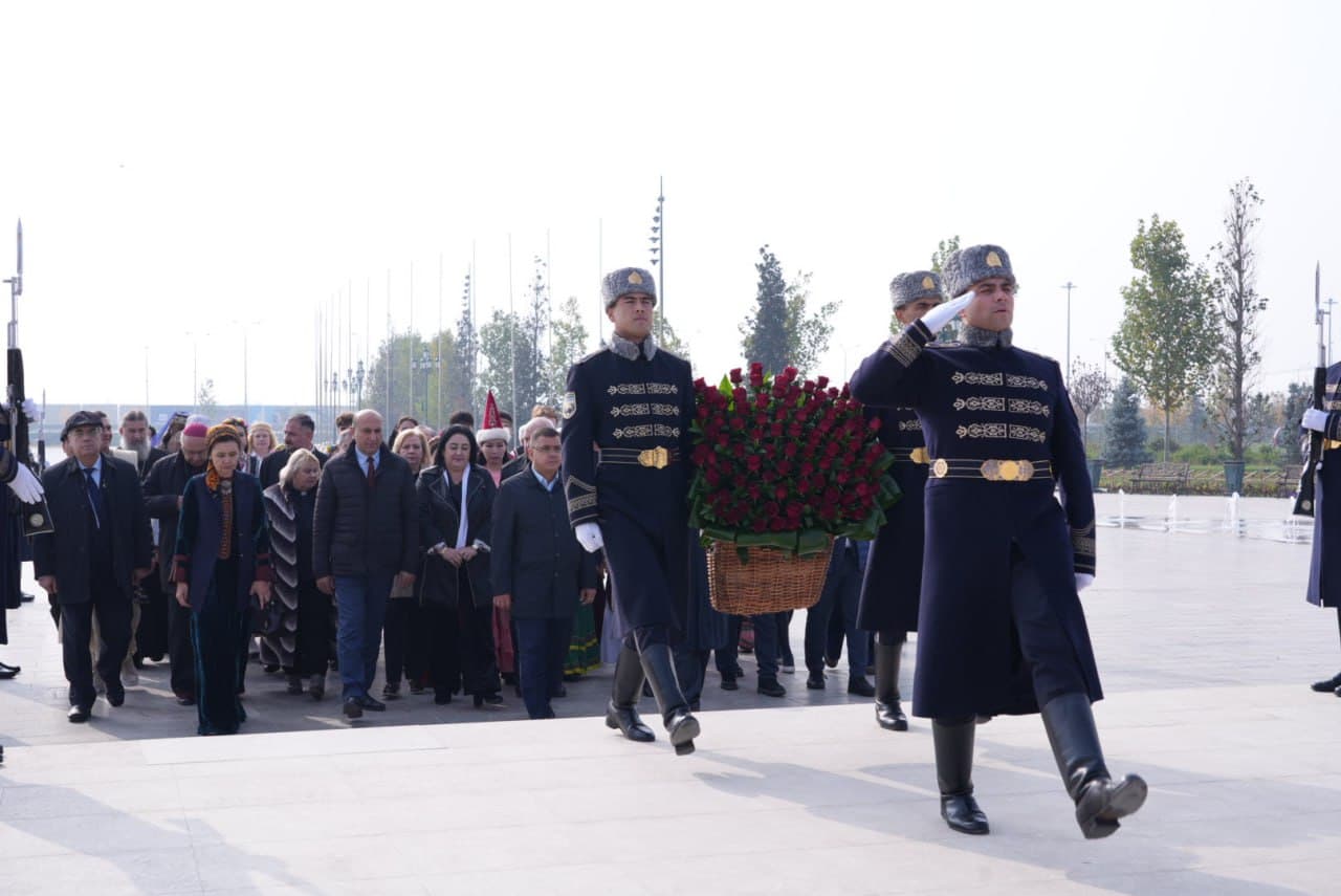 Mustaqillik monumentiga gulchambar qoʻyish tadbiri boʻlib oʻtdi