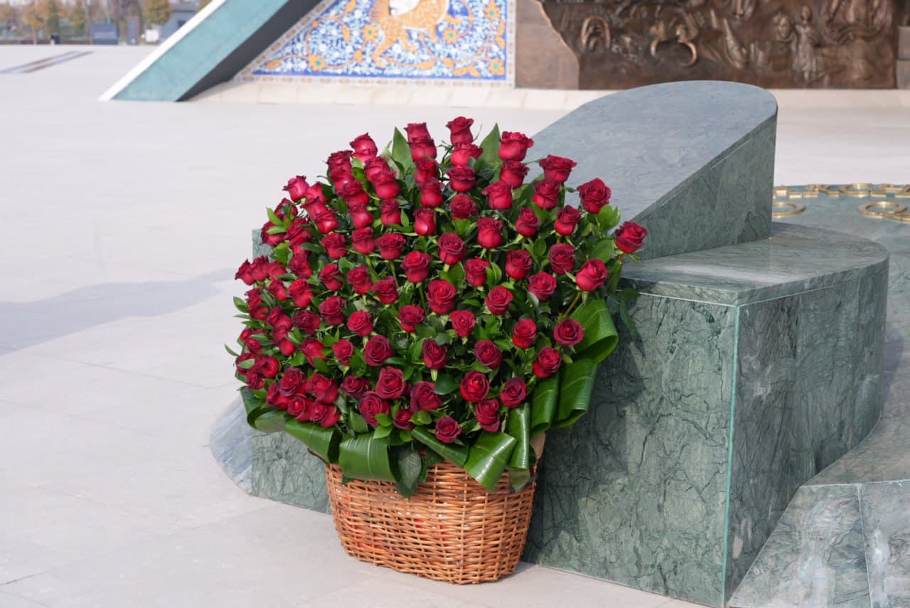 Mustaqillik monumentiga gulchambar qoʻyish tadbiri boʻlib oʻtdi