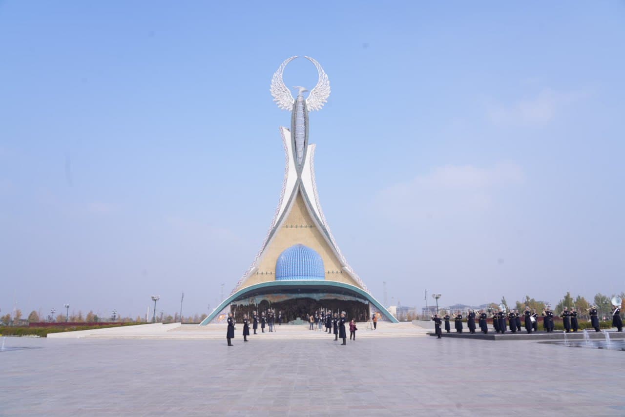 Mustaqillik monumentiga gulchambar qoʻyish tadbiri boʻlib oʻtdi