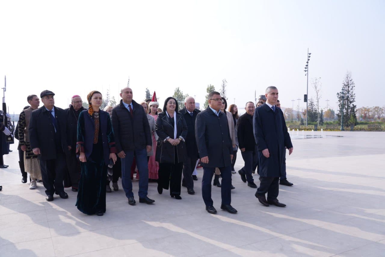 Mustaqillik monumentiga gulchambar qoʻyish tadbiri boʻlib oʻtdi