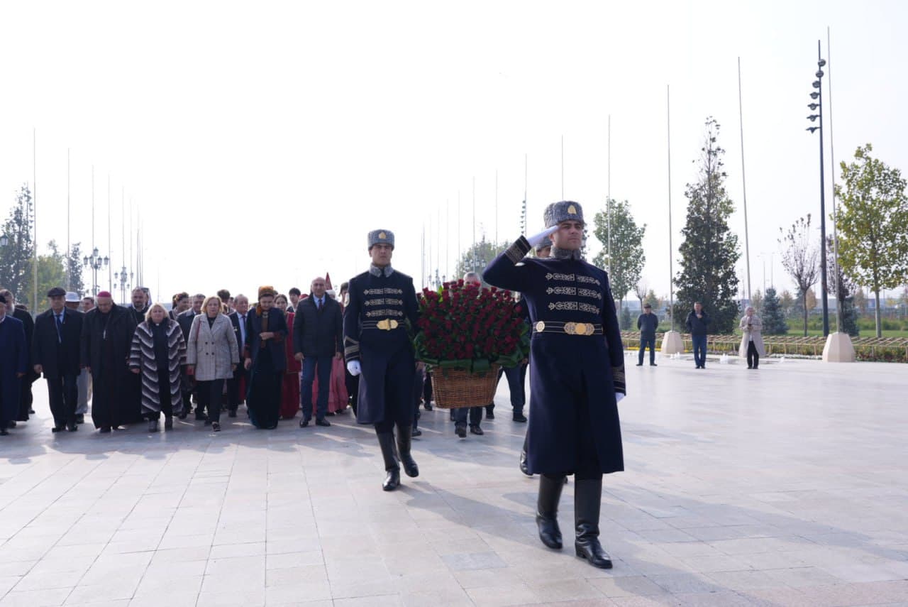 Mustaqillik monumentiga gulchambar qoʻyish tadbiri boʻlib oʻtdi