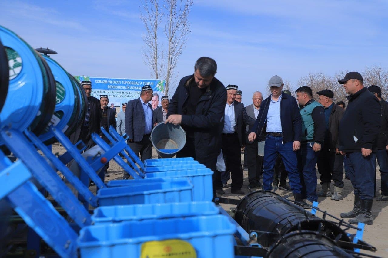 В ТУПРОГКАЛЕ НАЧАЛСЯ ПОСЕВ СЕМЯН ХЛОПЧАТНИКА УРОЖАЯ 2026 ГОДА.